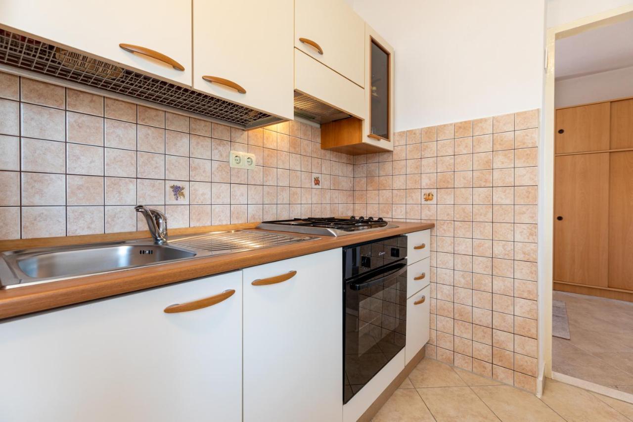 Cozy 1-Bedroom Apartment Near The Center Of Trogir Zewnętrze zdjęcie